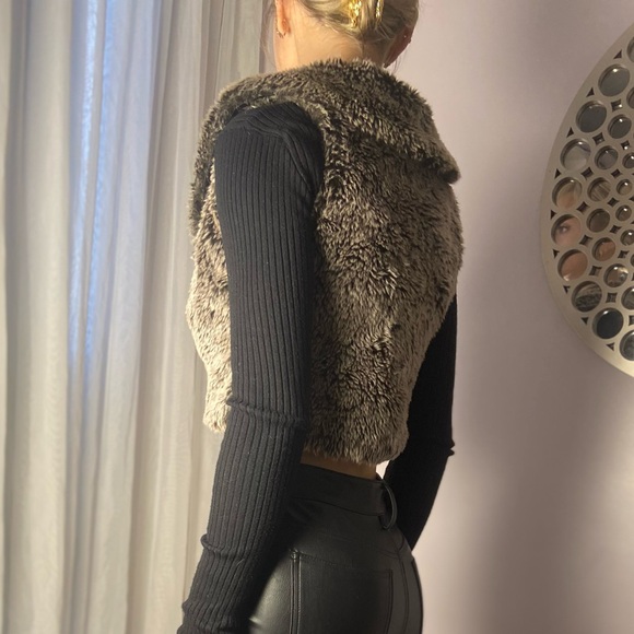 Cropped Faux Fur Vest - Picture 4 of 8